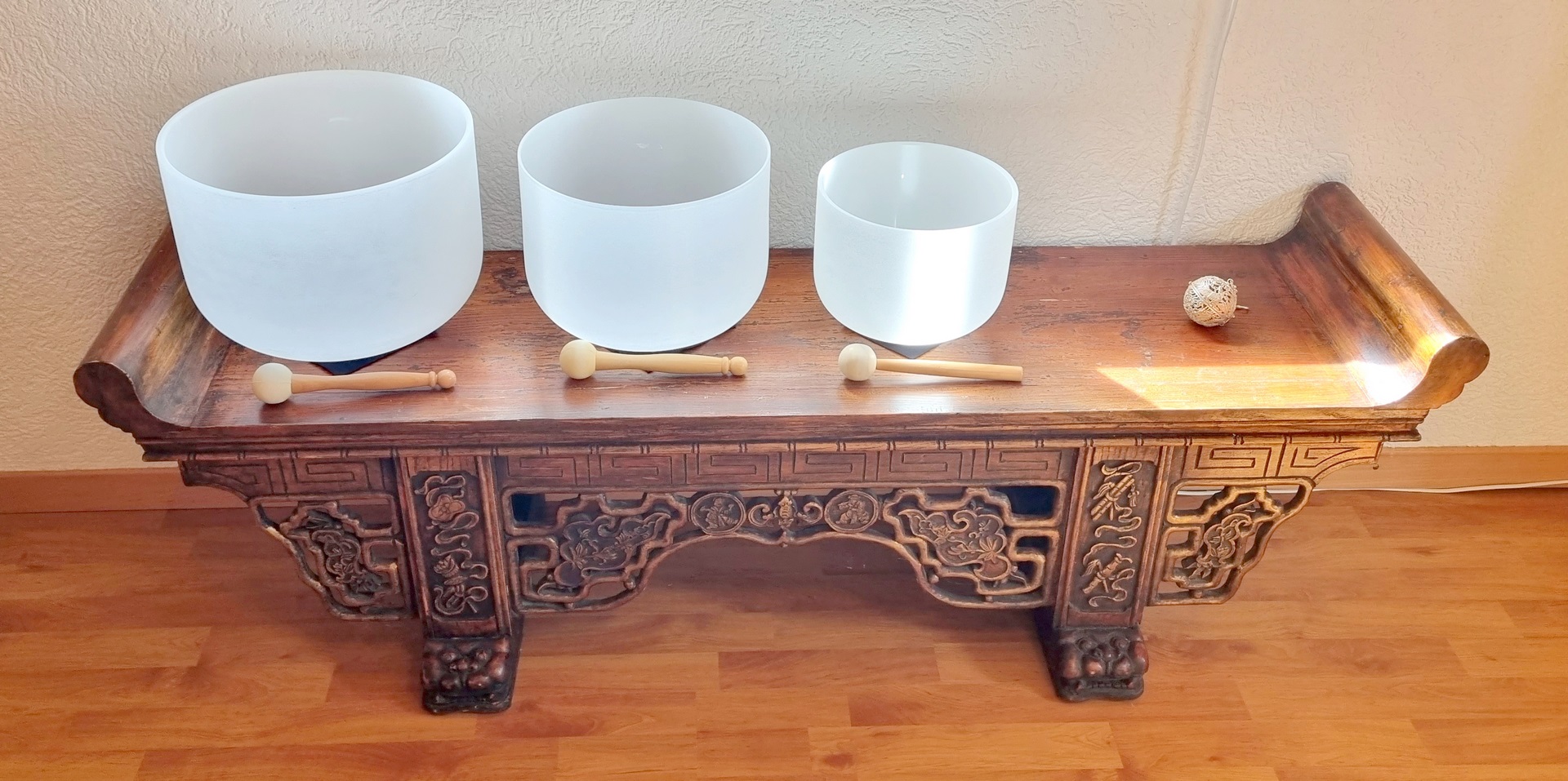 console basse style chinois avec bols en cristal