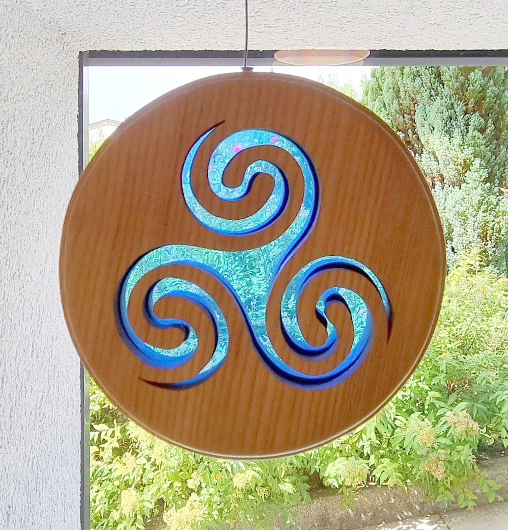 Triskèle en bois et vitrail bleu