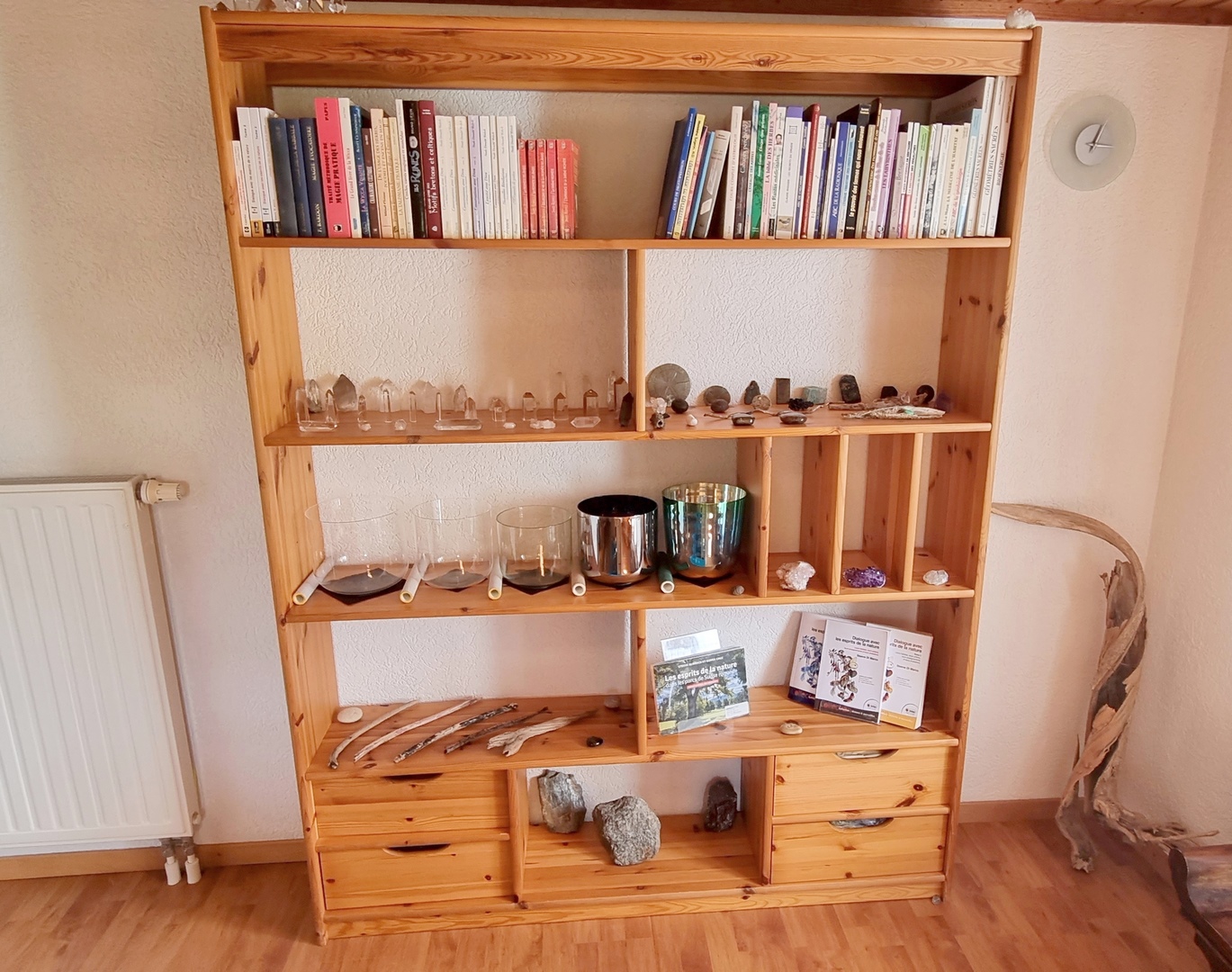 étagère avec des livres, des bols et des cristaux