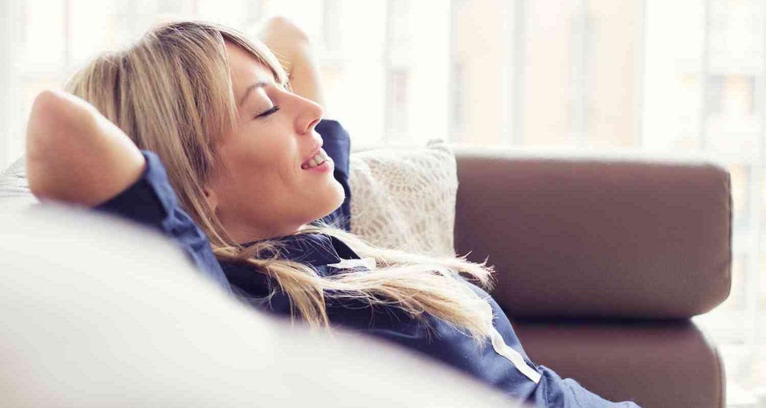 moitié_de_femme_posés_confortablement_sur_un_canapé_brun